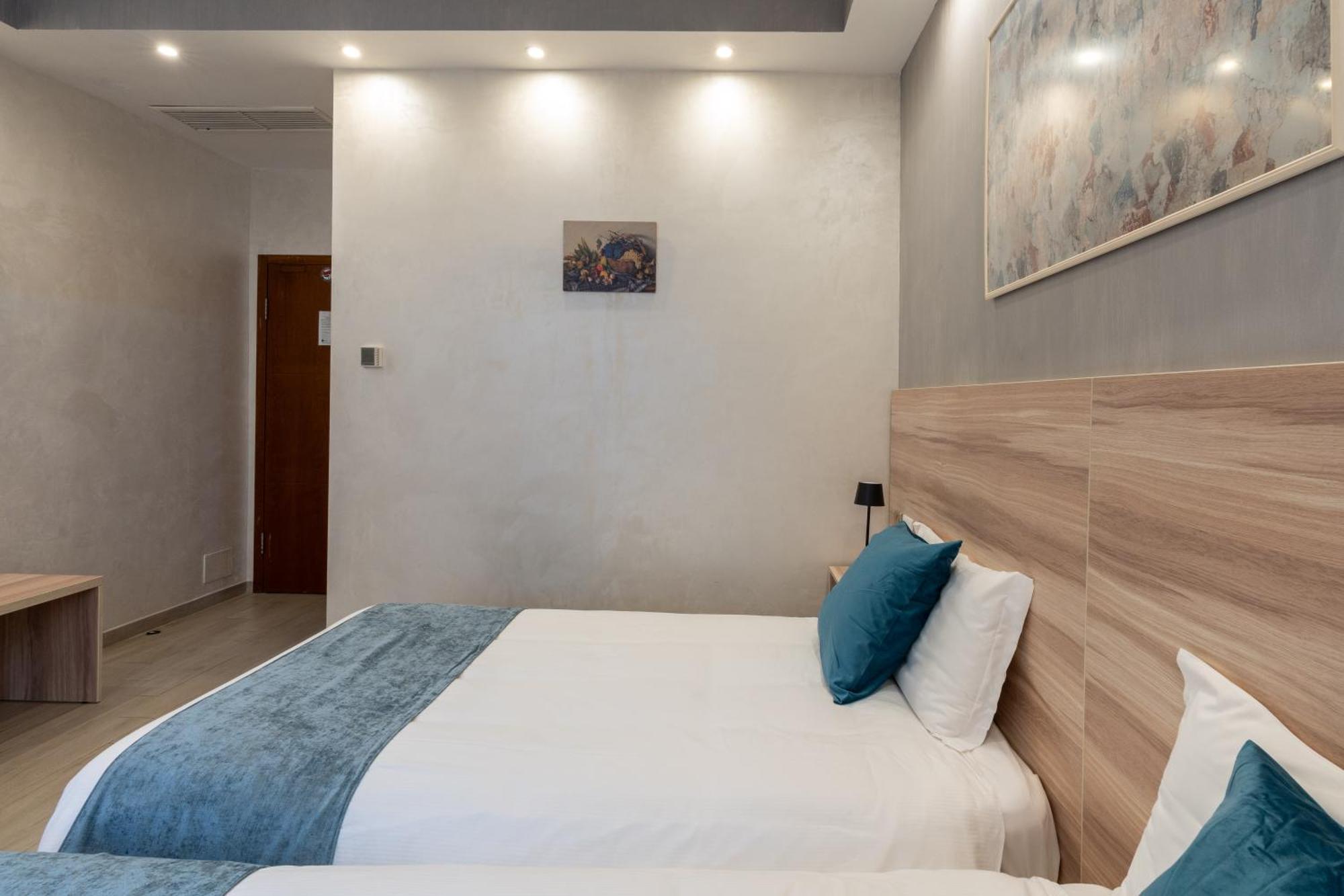 Drago D'Oro Guesthouse - Accross From Metro Vittorio Emanuele Bagian luar foto