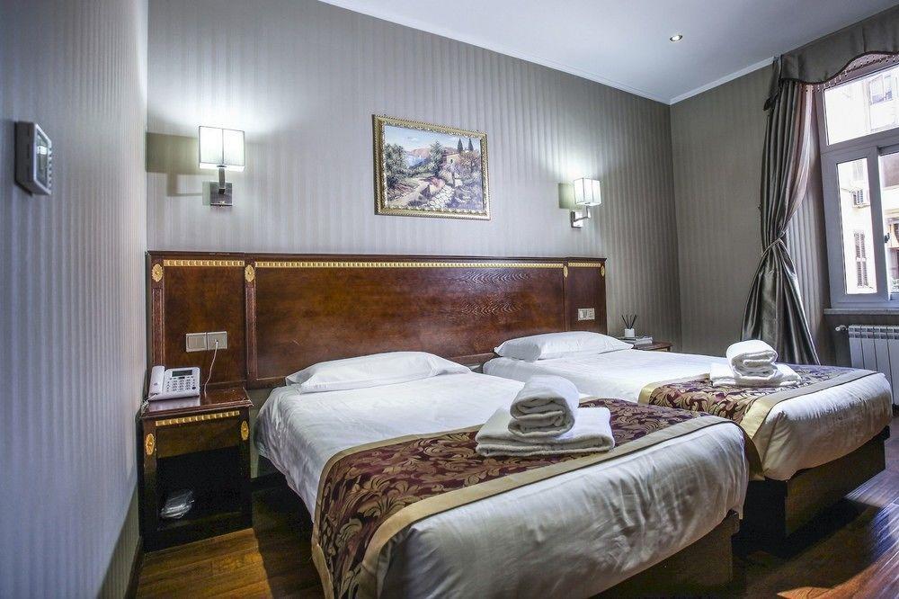 Drago D'Oro Guesthouse - Accross From Metro Vittorio Emanuele Bagian luar foto