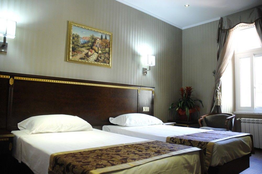 Drago D'Oro Guesthouse - Accross From Metro Vittorio Emanuele Bagian luar foto