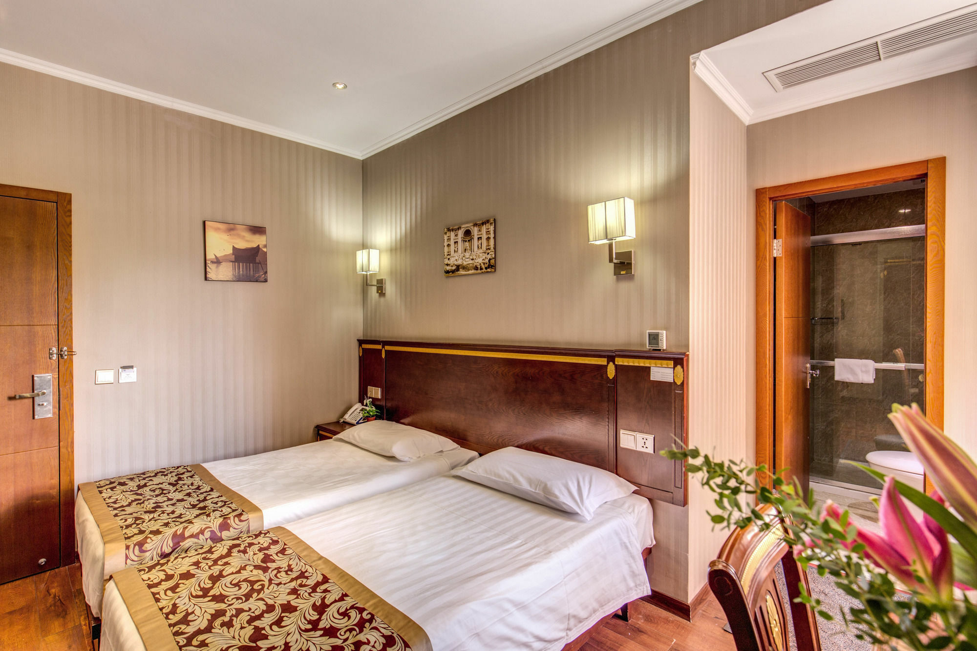 Drago D'Oro Guesthouse - Accross From Metro Vittorio Emanuele Bagian luar foto